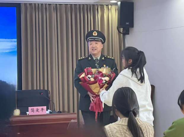 慰问退休老干部图片3.jpg