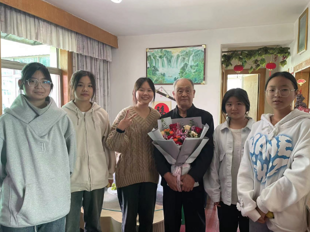 慰问退休老干部图片2.jpg