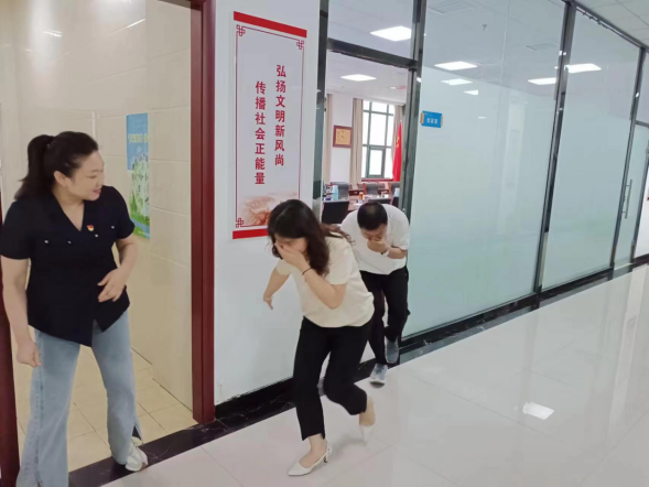 公积金中心组织消防安全培训演练362.png