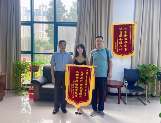 态度友好情系百姓心 办事高效解决百姓难——中心优质服务获赠锦旗”(1)150.png 态度友好情系百姓心 办事高效解决百姓难——中心优质服务获赠锦旗”(1)150.png