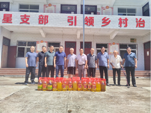 市公积金中心入村走访慰问退役老军人275.png 市公积金中心入村走访慰问退役老军人275.png