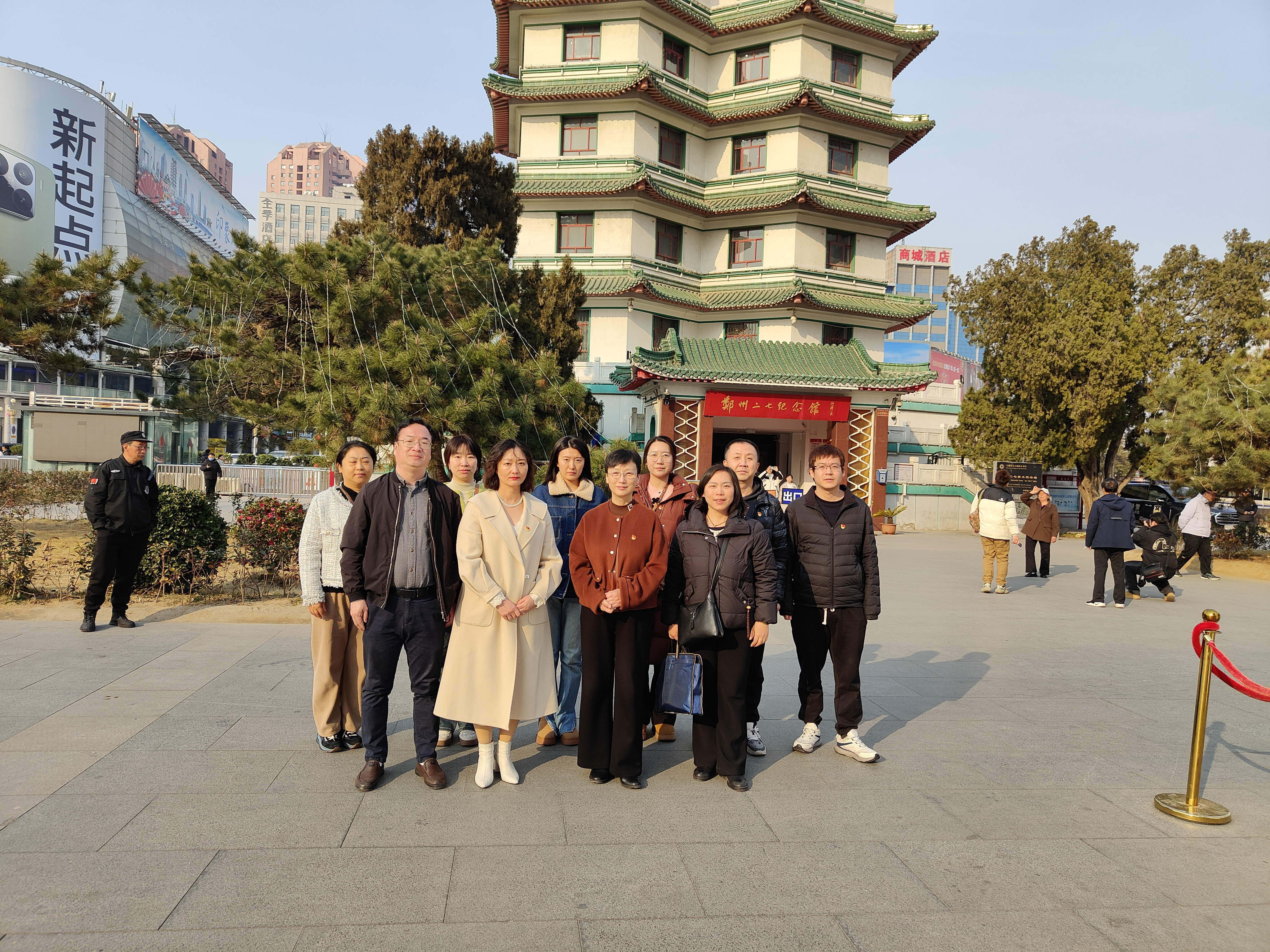 中共洛阳市西工区“三保”政策和债务管理审计 临时党支部赴二七纪念塔开展主题党日活动