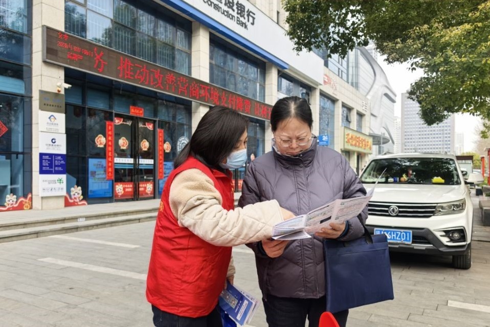 政策宣传进广场 服务群众面对面 政策宣传进广场 服务群众面对面