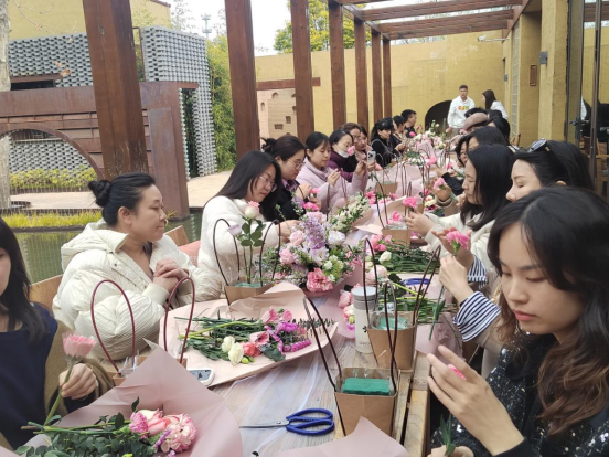 市公积金中心开展“芬芳巾帼志，共绽芳华时”三八节活动