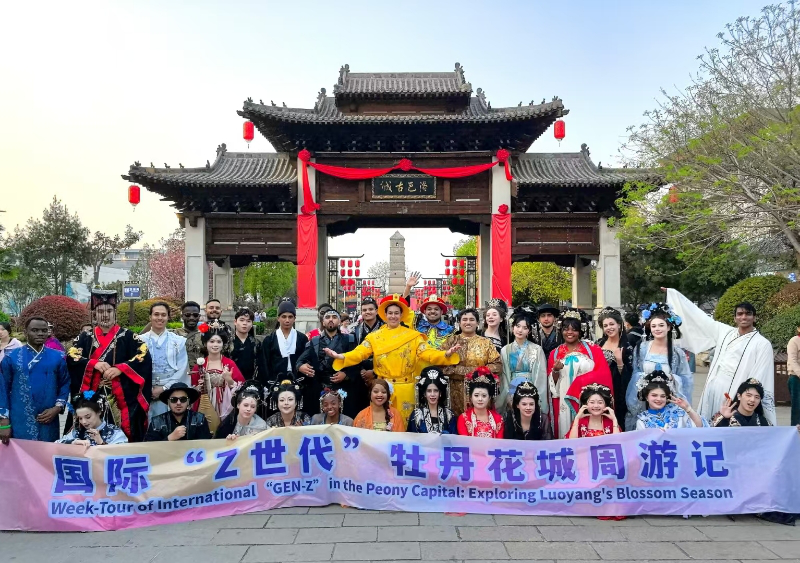 “Z世代”国际友人走进老城区“牡丹奇妙游”活动