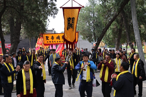 清明节关氏后裔到洛阳关林承祖志,祭祀武圣关羽,传承好家风 清明节关氏后裔到洛阳关林承祖志,祭祀武圣关羽,传承好家风