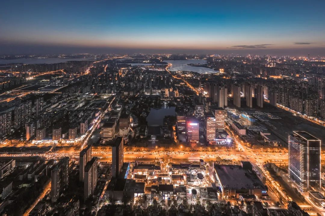以华科大为中心，光谷20平方公里内，聚集4万家科技企业，正在以月均300家的速度增长