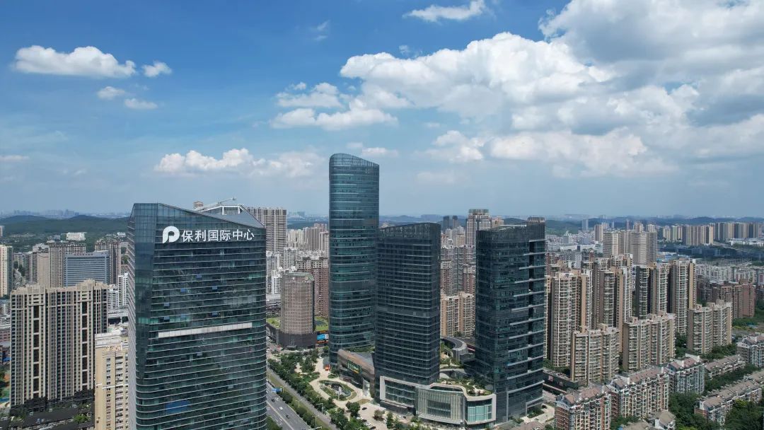 以华科大为中心，光谷20平方公里内，聚集4万家科技企业，正在以月均300家的速度增长