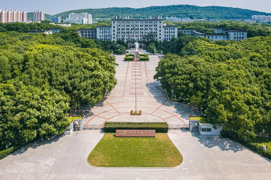 以华科大为中心，光谷20平方公里内，聚集4万家科技企业，正在以月均300家的速度增长