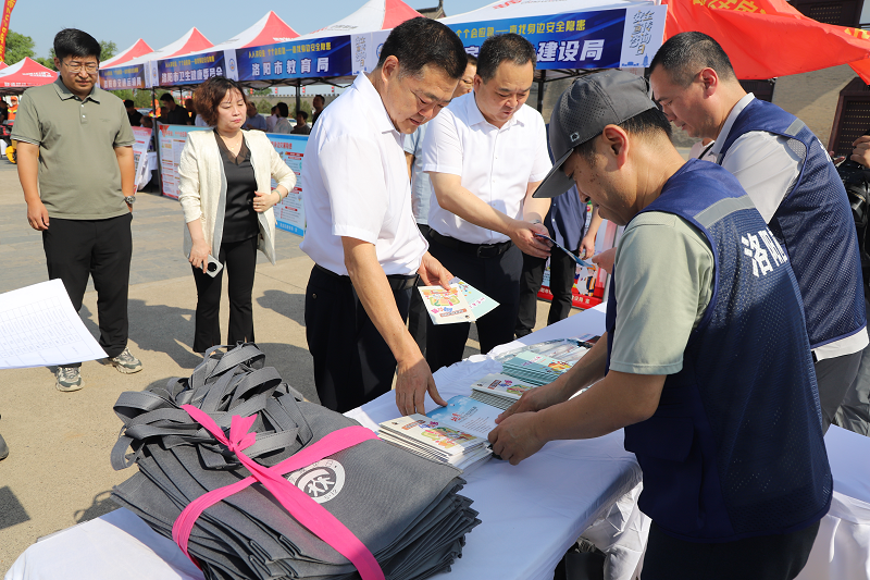 沉浸式安全科普盛宴！ 我市举行“安全宣传咨询日”活动