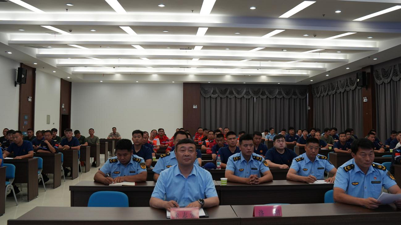 2025年度豫西（洛阳）应急救援队伍实训拉练开班仪式  7月8日，根据省应急厅文件要求，结合豫西（洛阳）区域性综合应急救援保障基地实际，特举行2025年度豫西（洛阳）应急救援队伍实训拉练开班仪式。河南省应急管理厅救援协调和预案管理处二级调研员史济勋、河南省应急救援保障中心四级调研员李明宇、洛阳市应急管理局总工程师李建党、应急指挥中心张兴贵参加本次活动。  上午11时，洛阳市应急管理局总工程师李建党对本次实训致辞。然后学员和教练员代表分别进行了表决心发言。最后省应急管理厅救援协调和预案管理处二级调研员史济勋指出要珍惜好本次交流培训机会认真锤炼本领，同时要突出协同提升队伍整体能力，最后强调在本次培训期间要严守纪律确保安全。  在这次培训中，豫西基地将重点围绕防汛设备的使用和应对策略进行培训。在培训期间将开展大流量防汛排涝车实操、照明抛投无人机实操等系列活动，进一步提升应急救援队伍的专业技能和应对能力，为应对汛期自然灾害与突发事件做好充分准备。