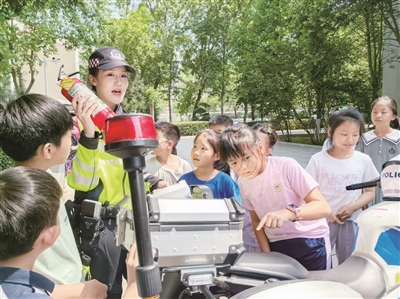 市总工会创新“订单送课”铁骑队员“空降”托管班