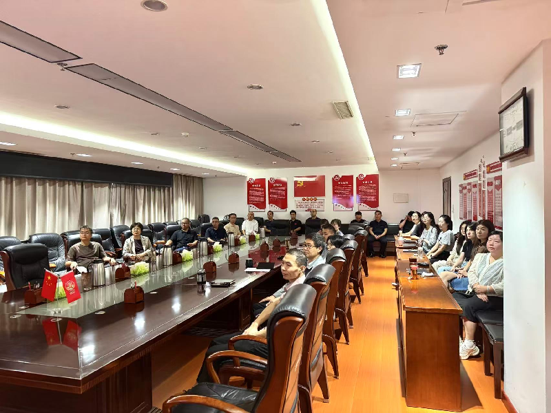 市委编办组织集中观看纪念中国人民抗日战争 暨世界反法西斯战争胜利80周年大会