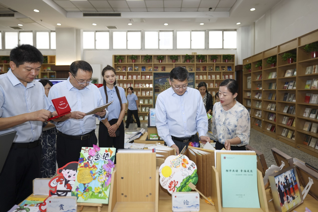 2025年“豫读愈悦”青少年学生阅读节启动仪式暨书香校园建设校长圆桌会举行
