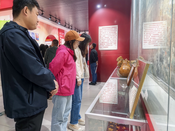 洛阳市文物局机关党支部开展“传承红色基因，汲取奋进力量”主题教育活动