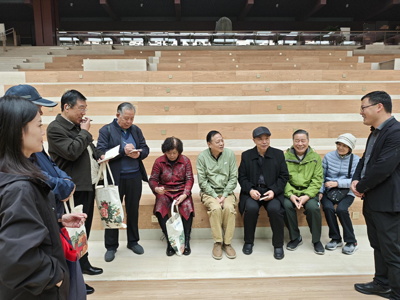 赓续历史文脉，情暖重阳初心 ——市应急管理局组织退休老干部开展重阳节主题党日活动  秋高气爽，菊韵飘香，又逢一年重阳佳节。为弘扬中华民族尊老敬老的传统美德，表达对老干部的关怀与敬意，2025年10月29日，市应急管理局精心组织老干部支部前往汉魏洛阳故城遗址博物馆，开展了以“赓续历史文脉，情暖重阳初心”为主题的重阳节主题党日活动。 局政治部主任郭永成同志受局党委委托，向全体退休老干部致以节日的诚挚问候和美好祝福。他在致辞中深情表示，各位老同志是应急管理事业的开拓者和奠基人，曾为我市的安全稳定发展倾注了大量心血、做出了不可磨灭的贡献，局党委和全体干部职工始终铭记于心。他关切地叮嘱老同志们要保重身体，并希望他们能一如既往地关心和支持应急管理事业的发展。退休老干部支部高剑波书记也作了简短发言，号召大家在感受古都悠久历史文化的过程中，进一步坚定理想信念，传承初心使命。  进入汉魏洛阳故城遗址博物馆后，在专业讲解员的引领下，老同志们怀着浓厚的兴趣，步入历史的长廊。他们驻足于一件件珍贵的出土文物、一幅幅详实的图文资料、一处处复原的历史场景前，认真聆听讲解，细致观摩询问，深入了解汉魏时期洛阳作为都城的历史地位、灿烂文明与考古成果。古老的城垣遗迹、精美的器物典章，无声地诉说着往昔的辉煌，也引发了老同志们对“坚守文化自信、践行初心担当”这一主题的深深共鸣。历史的厚重与文明的传承，让大家感慨万千，仿佛进行了一场跨越时空的对话。  参观结束后，在博物馆内举行了简朴而温馨的“忆初心・话传承”主题座谈会。老同志们结合刚才的参观感受，畅所欲言，气氛活跃。他们抚今追昔，深情回顾了自己当年在安全生产、应急救援、防灾减灾等各个岗位上艰苦奋斗、履职尽责的峥嵘岁月，分享了对于“初心使命”的深刻理解和坚守，并就应急管理体系建设、风险防控能力提升、年轻干部培养以及退休支部建设等方面，提出了许多宝贵的意见和建议。一句句发自肺腑的话语，饱含着对应急管理事业的无限热爱与殷切期望，体现了“离岗不离党、退休不褪色”的政治本色和高尚情怀。  此次重阳节主题党日活动，不仅让退休老干部们深切感受到了组织的温暖与关怀，丰富了他们的精神文化生活，更通过回顾历史、座谈交流，进一步凝聚了老同志们的思想，激发了他们对单位发展的持续关注与支持。尊老敬贤是中华民族的优良传统，也是市应急管理局党委一以贯之的暖心工程。未来，局机关将继续用心用情做好老干部服务保障工作，搭建更多沟通交流平台，让老同志们的晚年生活更加充实、幸福，同时也汇聚起推动新时代应急管理事业高质量发展的银发智慧和力量。