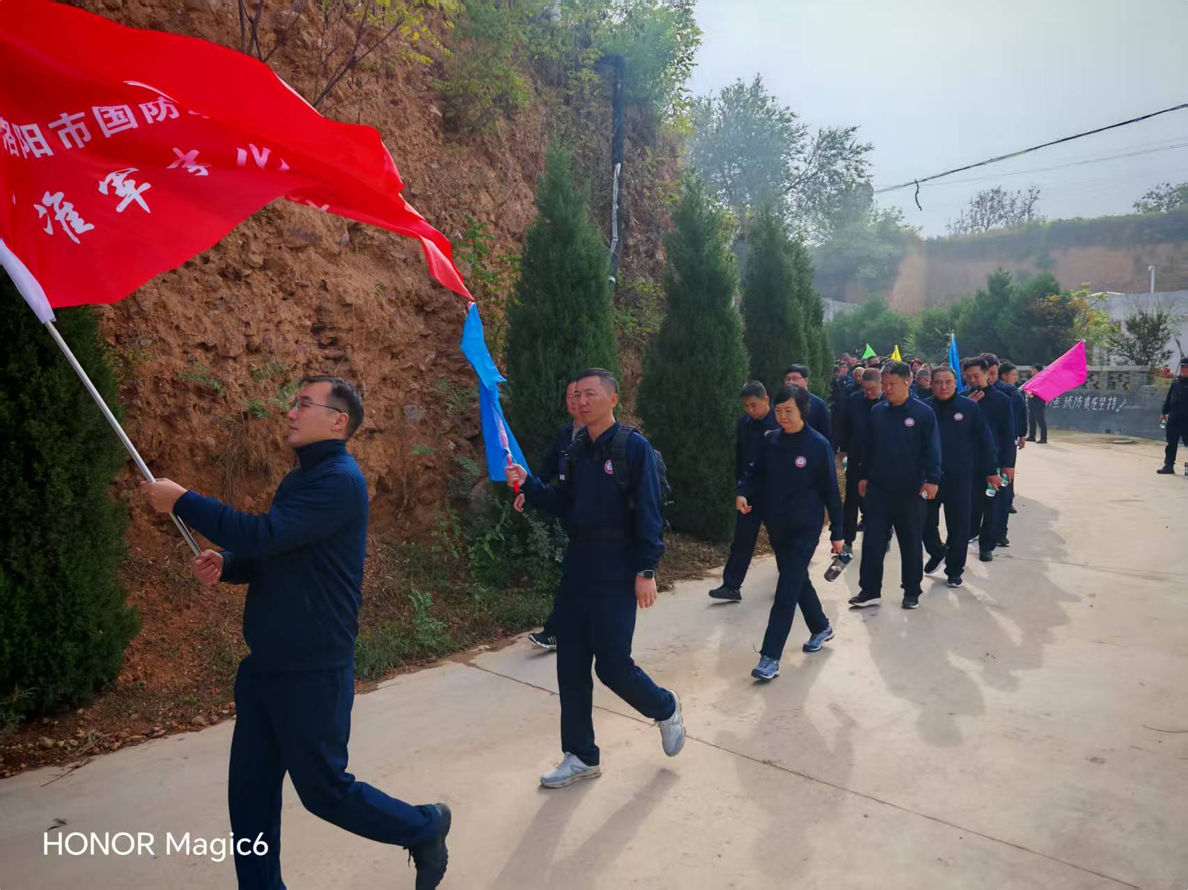 步履铿锵淬意志,边走边学铸担当——洛阳市国防动员系统2025年度“准军事化”训练拉练篇