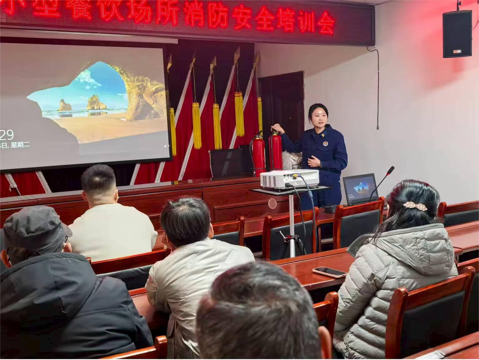 消防宣传进社区,安全意识入人心 ——工矿区开展消防安全知识培训会 消防宣传进社区,安全意识入人心 ——工矿区开展消防安全知识培训会