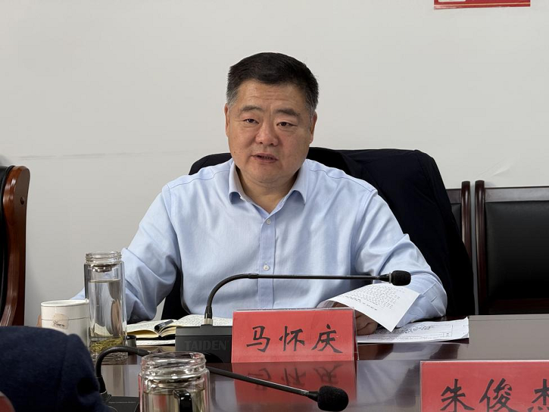 马怀庆到孟津区宜阳县调研应急管理工作  11月19日，市应急管理局党委书记、局长马怀庆到孟津区、宜阳县检查调研化工园区安全专项整治、安全生产治本攻坚三年行动和企业安全生产工作。局领导王伟强、孟宏斌分别参加调研。  在孟津先进制造业开发区，马怀庆听取化工行业安全专项整治工作落实情况，传达通报省市有关工作要求，了解开发区安全监管机构设置、职责划分、企业分级管理、隐患排查治理等制度落实情况，就加强化工园区安全生产监督管理提出改进提升工作建议。  他指出，要进一步优化体制机制。明确县级领导责任，明确安全监管责任，明确执法检查责任，划清职责边界，健全覆盖全流程的安全管理制度体系，完善奖惩措施，以刚性制度推动责任落实。他要求，要进一步强化安全监管。关口前移加强源头管控，严格项目安全审批把关，全链条全过程管控，突出重点风险管控，聚焦试生产企业、隐患众多企业、事故多发企业等重点对象，紧盯高危工艺、特殊作业、基层员工操作等关键环节，实施精准监管、闭环管控。他强调，要进一步做好化工园区稳级保级工作。对标对表全面提升硬件水平，扎扎扎实实不断提升软件水平，强化智能化平台运行、应急预案管理，全力以赴做好风险防控、隐患排查和事故防控各项工作。  马怀庆到宜阳县应急管理局调研该局党委班子建设、干部队伍管理、应急业务开展等全面工作情况，重点检查安全生产治本攻坚三年行动推进情况，通报当前重点工作任务落实情况。  在听取宜阳县应急管理局工作汇报，并同班子成员交流后，他指出，宜阳县局工作应予肯定，还需不断提升。认为县局工作思路明确，企业底数清，重点风险清，但还不精准，需要持续提升；党委班子精诚团结，中层领导履职尽责，干部职工勤勉敬业，但先进典型少，还需发现推树；安全生产保持稳定，防灾减灾救灾效果明显，应急处置救援有力有效，但亮点工作少，还需创新培育。他强调，应急管理责任压力较大，还要担当作为。安全生产工作具有不确定性，传统风险和非传统风险交织，安全防范的责任压力较大；自然灾害具有不可控性，极端天气增多，多种因素耦合叠加，有效应对的责任压力较大；应急管理工作具有不可预见性，随着改革的深入，面临更多挑战考验，创新开拓的责任压力较大。他要求，下步工作任务十分繁重，还应求是拓新。要强统筹、严监管、防事故，以精准执法推动责任落实；要防住灾、减轻灾、救好灾，科学精准开展工作；要会协调、快处置、能应急，健全协同联动机制，提升突发事件应对能力。  在洛阳航辉新材料有限公司，马怀庆实地检查了生产车间、仓储区域等重点部位，详细询问企业安全生产管理制度落实、隐患自查自纠、应急演练开展等情况。他要求企业切实履行安全生产主体责任，牢固树立“隐患就是事故”理念，常态化开展全员安全培训，精准排查整治各类安全隐患，完善应急预案并加强实战演练，不断提升本质安全水平，为行业安全发展作出示范。 孟津区先进制造业开发区管委会主任宋晓庆、副主任朱俊杰，宜阳县县长张丽娟、常务副县长武长勋分别陪同。