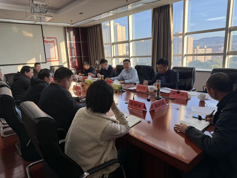 马怀庆到孟津区宜阳县调研应急管理工作  11月19日，市应急管理局党委书记、局长马怀庆到孟津区、宜阳县检查调研化工园区安全专项整治、安全生产治本攻坚三年行动和企业安全生产工作。局领导王伟强、孟宏斌分别参加调研。  在孟津先进制造业开发区，马怀庆听取化工行业安全专项整治工作落实情况，传达通报省市有关工作要求，了解开发区安全监管机构设置、职责划分、企业分级管理、隐患排查治理等制度落实情况，就加强化工园区安全生产监督管理提出改进提升工作建议。  他指出，要进一步优化体制机制。明确县级领导责任，明确安全监管责任，明确执法检查责任，划清职责边界，健全覆盖全流程的安全管理制度体系，完善奖惩措施，以刚性制度推动责任落实。他要求，要进一步强化安全监管。关口前移加强源头管控，严格项目安全审批把关，全链条全过程管控，突出重点风险管控，聚焦试生产企业、隐患众多企业、事故多发企业等重点对象，紧盯高危工艺、特殊作业、基层员工操作等关键环节，实施精准监管、闭环管控。他强调，要进一步做好化工园区稳级保级工作。对标对表全面提升硬件水平，扎扎扎实实不断提升软件水平，强化智能化平台运行、应急预案管理，全力以赴做好风险防控、隐患排查和事故防控各项工作。  马怀庆到宜阳县应急管理局调研该局党委班子建设、干部队伍管理、应急业务开展等全面工作情况，重点检查安全生产治本攻坚三年行动推进情况，通报当前重点工作任务落实情况。  在听取宜阳县应急管理局工作汇报，并同班子成员交流后，他指出，宜阳县局工作应予肯定，还需不断提升。认为县局工作思路明确，企业底数清，重点风险清，但还不精准，需要持续提升；党委班子精诚团结，中层领导履职尽责，干部职工勤勉敬业，但先进典型少，还需发现推树；安全生产保持稳定，防灾减灾救灾效果明显，应急处置救援有力有效，但亮点工作少，还需创新培育。他强调，应急管理责任压力较大，还要担当作为。安全生产工作具有不确定性，传统风险和非传统风险交织，安全防范的责任压力较大；自然灾害具有不可控性，极端天气增多，多种因素耦合叠加，有效应对的责任压力较大；应急管理工作具有不可预见性，随着改革的深入，面临更多挑战考验，创新开拓的责任压力较大。他要求，下步工作任务十分繁重，还应求是拓新。要强统筹、严监管、防事故，以精准执法推动责任落实；要防住灾、减轻灾、救好灾，科学精准开展工作；要会协调、快处置、能应急，健全协同联动机制，提升突发事件应对能力。  在洛阳航辉新材料有限公司，马怀庆实地检查了生产车间、仓储区域等重点部位，详细询问企业安全生产管理制度落实、隐患自查自纠、应急演练开展等情况。他要求企业切实履行安全生产主体责任，牢固树立“隐患就是事故”理念，常态化开展全员安全培训，精准排查整治各类安全隐患，完善应急预案并加强实战演练，不断提升本质安全水平，为行业安全发展作出示范。 孟津区先进制造业开发区管委会主任宋晓庆、副主任朱俊杰，宜阳县县长张丽娟、常务副县长武长勋分别陪同。