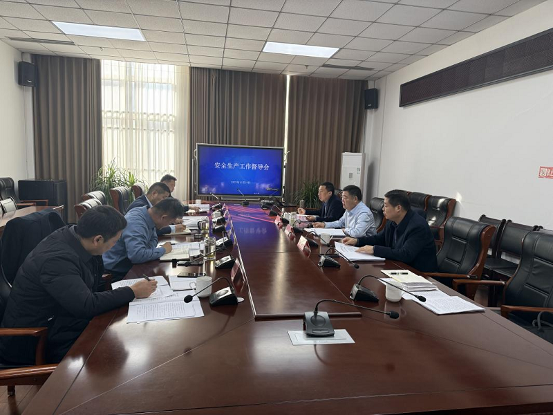 马怀庆到孟津区宜阳县调研应急管理工作  11月19日，市应急管理局党委书记、局长马怀庆到孟津区、宜阳县检查调研化工园区安全专项整治、安全生产治本攻坚三年行动和企业安全生产工作。局领导王伟强、孟宏斌分别参加调研。  在孟津先进制造业开发区，马怀庆听取化工行业安全专项整治工作落实情况，传达通报省市有关工作要求，了解开发区安全监管机构设置、职责划分、企业分级管理、隐患排查治理等制度落实情况，就加强化工园区安全生产监督管理提出改进提升工作建议。  他指出，要进一步优化体制机制。明确县级领导责任，明确安全监管责任，明确执法检查责任，划清职责边界，健全覆盖全流程的安全管理制度体系，完善奖惩措施，以刚性制度推动责任落实。他要求，要进一步强化安全监管。关口前移加强源头管控，严格项目安全审批把关，全链条全过程管控，突出重点风险管控，聚焦试生产企业、隐患众多企业、事故多发企业等重点对象，紧盯高危工艺、特殊作业、基层员工操作等关键环节，实施精准监管、闭环管控。他强调，要进一步做好化工园区稳级保级工作。对标对表全面提升硬件水平，扎扎扎实实不断提升软件水平，强化智能化平台运行、应急预案管理，全力以赴做好风险防控、隐患排查和事故防控各项工作。  马怀庆到宜阳县应急管理局调研该局党委班子建设、干部队伍管理、应急业务开展等全面工作情况，重点检查安全生产治本攻坚三年行动推进情况，通报当前重点工作任务落实情况。  在听取宜阳县应急管理局工作汇报，并同班子成员交流后，他指出，宜阳县局工作应予肯定，还需不断提升。认为县局工作思路明确，企业底数清，重点风险清，但还不精准，需要持续提升；党委班子精诚团结，中层领导履职尽责，干部职工勤勉敬业，但先进典型少，还需发现推树；安全生产保持稳定，防灾减灾救灾效果明显，应急处置救援有力有效，但亮点工作少，还需创新培育。他强调，应急管理责任压力较大，还要担当作为。安全生产工作具有不确定性，传统风险和非传统风险交织，安全防范的责任压力较大；自然灾害具有不可控性，极端天气增多，多种因素耦合叠加，有效应对的责任压力较大；应急管理工作具有不可预见性，随着改革的深入，面临更多挑战考验，创新开拓的责任压力较大。他要求，下步工作任务十分繁重，还应求是拓新。要强统筹、严监管、防事故，以精准执法推动责任落实；要防住灾、减轻灾、救好灾，科学精准开展工作；要会协调、快处置、能应急，健全协同联动机制，提升突发事件应对能力。  在洛阳航辉新材料有限公司，马怀庆实地检查了生产车间、仓储区域等重点部位，详细询问企业安全生产管理制度落实、隐患自查自纠、应急演练开展等情况。他要求企业切实履行安全生产主体责任，牢固树立“隐患就是事故”理念，常态化开展全员安全培训，精准排查整治各类安全隐患，完善应急预案并加强实战演练，不断提升本质安全水平，为行业安全发展作出示范。 孟津区先进制造业开发区管委会主任宋晓庆、副主任朱俊杰，宜阳县县长张丽娟、常务副县长武长勋分别陪同。