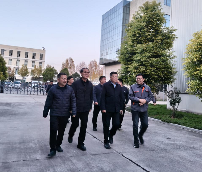 马怀庆到孟津区宜阳县调研应急管理工作  11月19日，市应急管理局党委书记、局长马怀庆到孟津区、宜阳县检查调研化工园区安全专项整治、安全生产治本攻坚三年行动和企业安全生产工作。局领导王伟强、孟宏斌分别参加调研。  在孟津先进制造业开发区，马怀庆听取化工行业安全专项整治工作落实情况，传达通报省市有关工作要求，了解开发区安全监管机构设置、职责划分、企业分级管理、隐患排查治理等制度落实情况，就加强化工园区安全生产监督管理提出改进提升工作建议。  他指出，要进一步优化体制机制。明确县级领导责任，明确安全监管责任，明确执法检查责任，划清职责边界，健全覆盖全流程的安全管理制度体系，完善奖惩措施，以刚性制度推动责任落实。他要求，要进一步强化安全监管。关口前移加强源头管控，严格项目安全审批把关，全链条全过程管控，突出重点风险管控，聚焦试生产企业、隐患众多企业、事故多发企业等重点对象，紧盯高危工艺、特殊作业、基层员工操作等关键环节，实施精准监管、闭环管控。他强调，要进一步做好化工园区稳级保级工作。对标对表全面提升硬件水平，扎扎扎实实不断提升软件水平，强化智能化平台运行、应急预案管理，全力以赴做好风险防控、隐患排查和事故防控各项工作。  马怀庆到宜阳县应急管理局调研该局党委班子建设、干部队伍管理、应急业务开展等全面工作情况，重点检查安全生产治本攻坚三年行动推进情况，通报当前重点工作任务落实情况。  在听取宜阳县应急管理局工作汇报，并同班子成员交流后，他指出，宜阳县局工作应予肯定，还需不断提升。认为县局工作思路明确，企业底数清，重点风险清，但还不精准，需要持续提升；党委班子精诚团结，中层领导履职尽责，干部职工勤勉敬业，但先进典型少，还需发现推树；安全生产保持稳定，防灾减灾救灾效果明显，应急处置救援有力有效，但亮点工作少，还需创新培育。他强调，应急管理责任压力较大，还要担当作为。安全生产工作具有不确定性，传统风险和非传统风险交织，安全防范的责任压力较大；自然灾害具有不可控性，极端天气增多，多种因素耦合叠加，有效应对的责任压力较大；应急管理工作具有不可预见性，随着改革的深入，面临更多挑战考验，创新开拓的责任压力较大。他要求，下步工作任务十分繁重，还应求是拓新。要强统筹、严监管、防事故，以精准执法推动责任落实；要防住灾、减轻灾、救好灾，科学精准开展工作；要会协调、快处置、能应急，健全协同联动机制，提升突发事件应对能力。  在洛阳航辉新材料有限公司，马怀庆实地检查了生产车间、仓储区域等重点部位，详细询问企业安全生产管理制度落实、隐患自查自纠、应急演练开展等情况。他要求企业切实履行安全生产主体责任，牢固树立“隐患就是事故”理念，常态化开展全员安全培训，精准排查整治各类安全隐患，完善应急预案并加强实战演练，不断提升本质安全水平，为行业安全发展作出示范。 孟津区先进制造业开发区管委会主任宋晓庆、副主任朱俊杰，宜阳县县长张丽娟、常务副县长武长勋分别陪同。