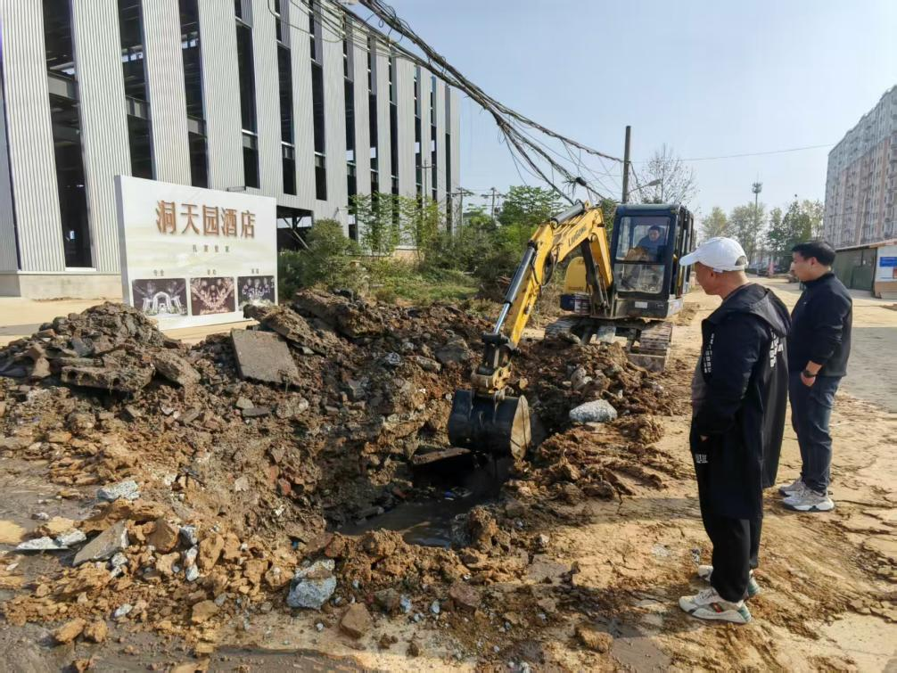 施工挖断供水管 接诉抢修护民生 施工挖断供水管 接诉抢修护民生