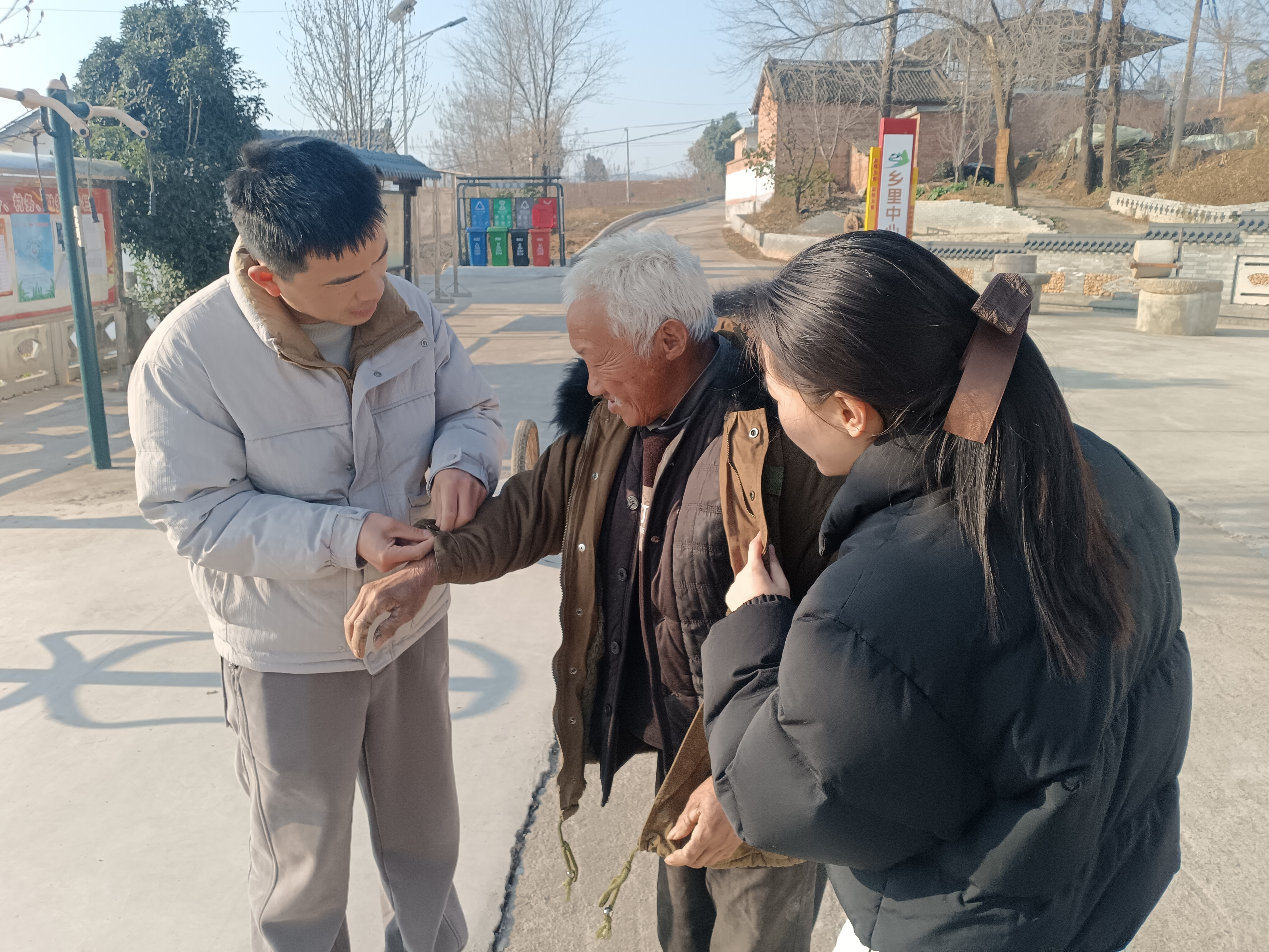 冬日送暖入深山  精准帮扶显真情 ——嵩县审计局赴蛮裕岭村开展定点慰问活动