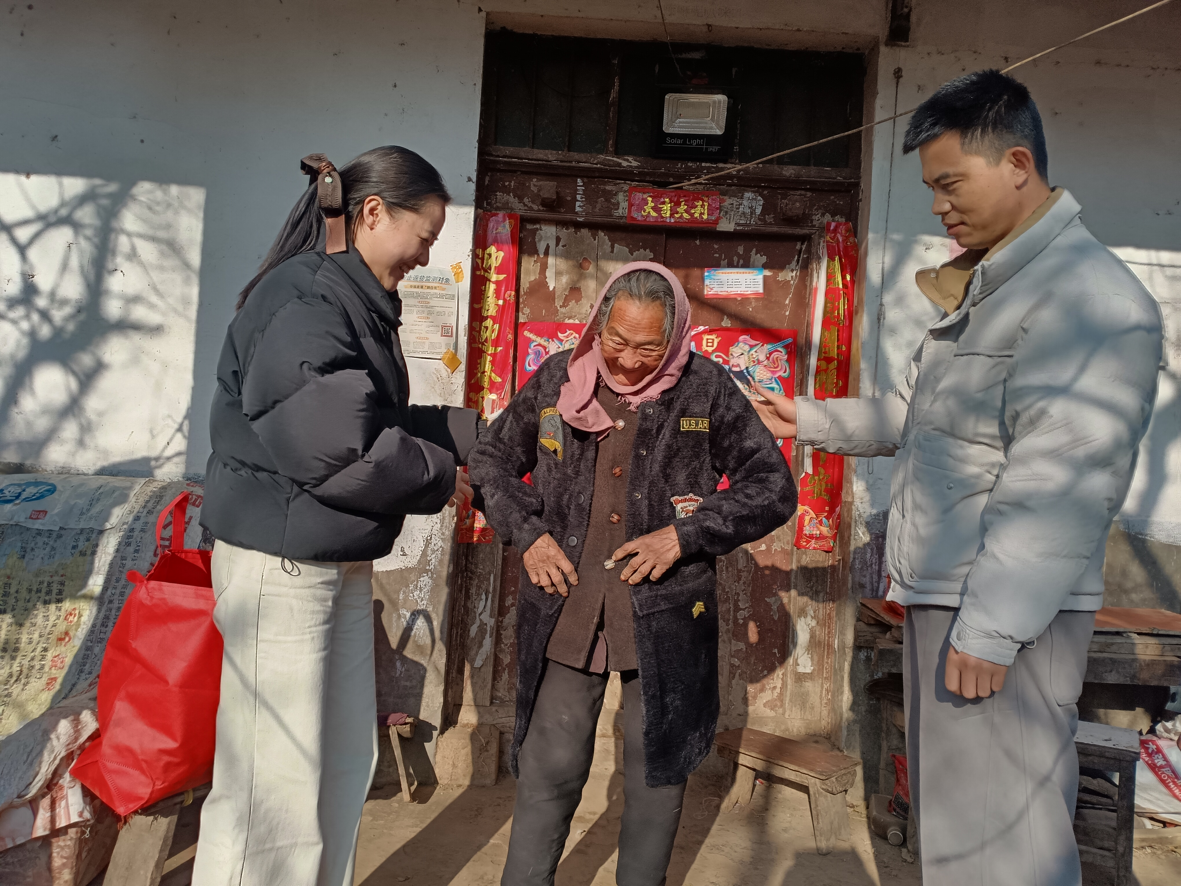 冬日送暖入深山  精准帮扶显真情 ——嵩县审计局赴蛮裕岭村开展定点慰问活动