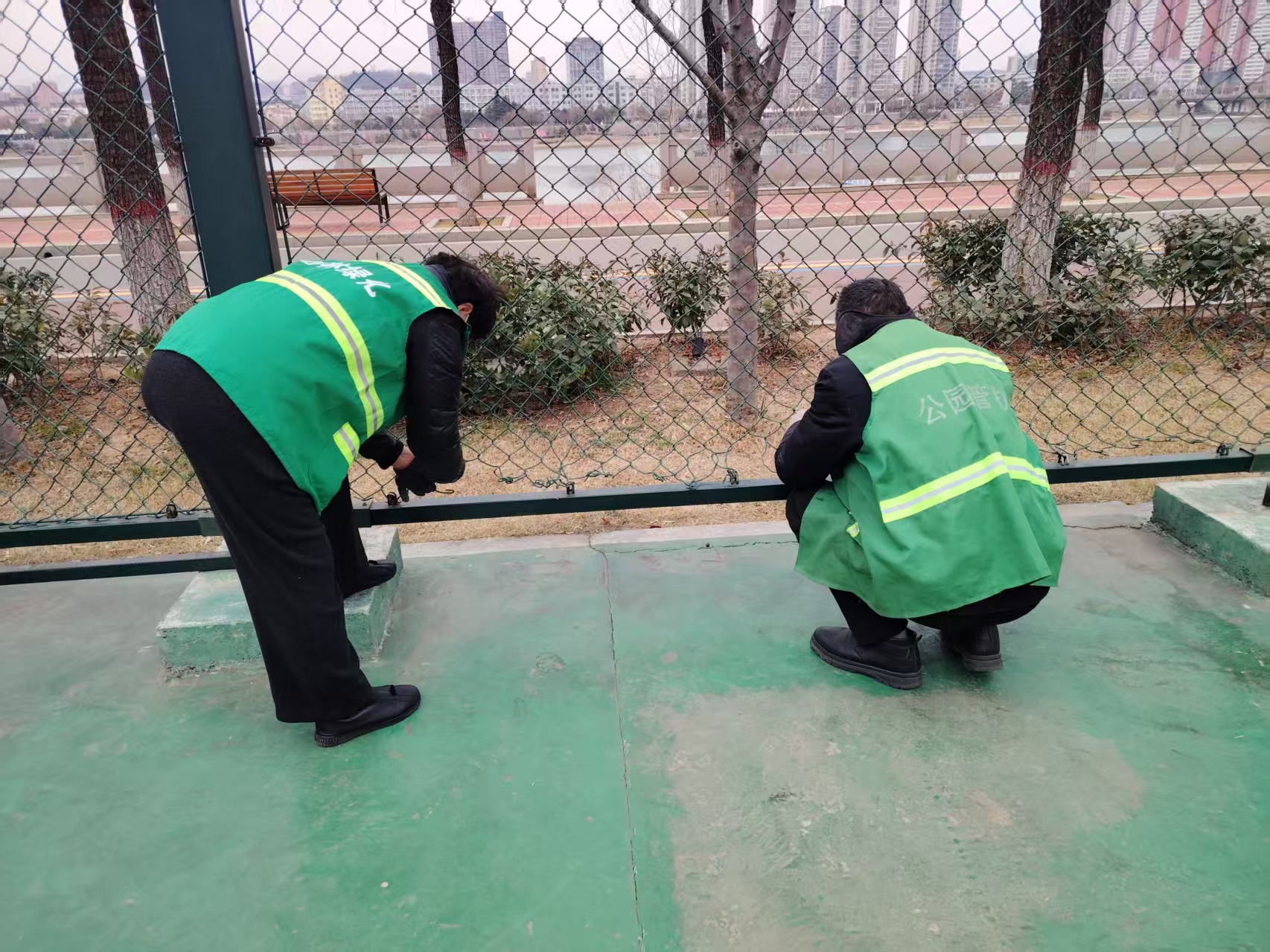 嵩县城市管理局 <br>聚焦市民游园安全 抓实公园设施维护 嵩县城市管理局 <br>聚焦市民游园安全 抓实公园设施维护