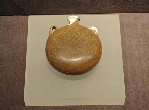 中国考古博物馆展出洛阳偃师杏园唐墓出土的骏马