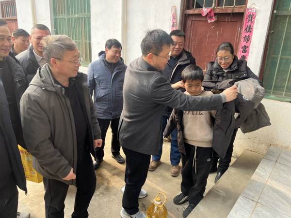 新年心愿童梦齐圆｜连续两年暖心接力：洛阳建筑装饰协会让山区娃娃新年梦圆