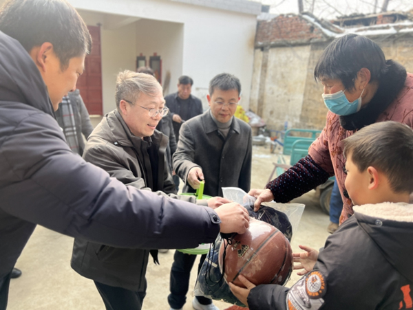 新年心愿童梦齐圆｜连续两年暖心接力：洛阳建筑装饰协会让山区娃娃新年梦圆