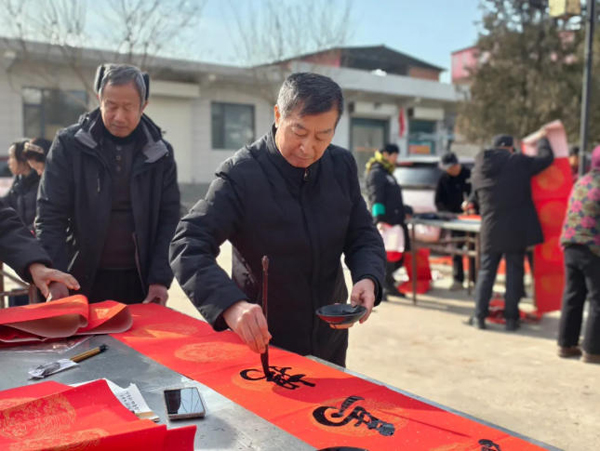洛阳市美术家协会迎新春、送春联活动走进韩城镇福昌村 洛阳市美术家协会迎新春、送春联活动走进韩城镇福昌村