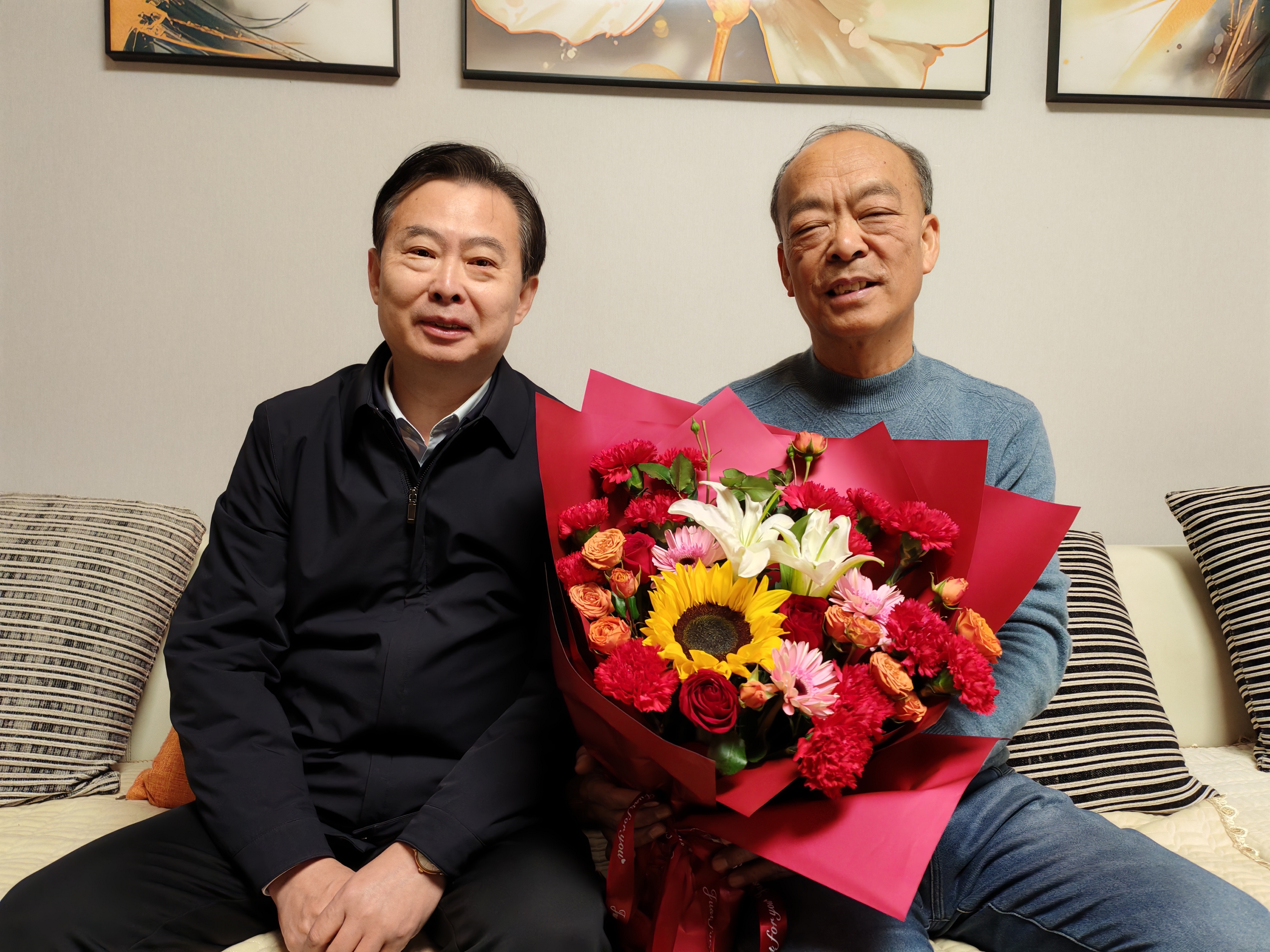 市发改委2026年春节前夕走访慰问 老党员老干部