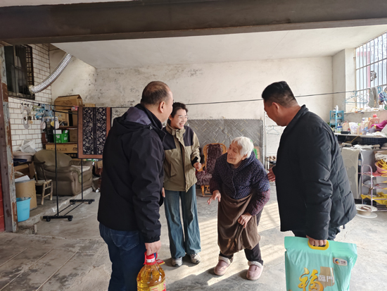新春将至 温暖先行——洛八办纪念馆到老城区李家凹社区开展新春走访慰问活动