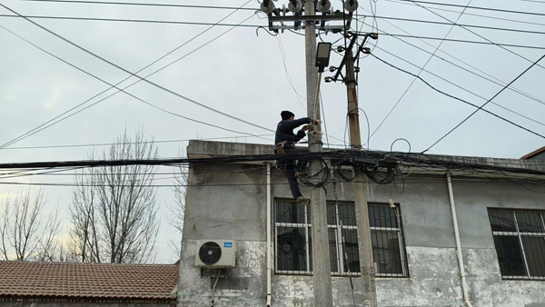 洛阳市宜阳县韩城镇福昌村：点亮路灯暖民心 平安过节惠民生
