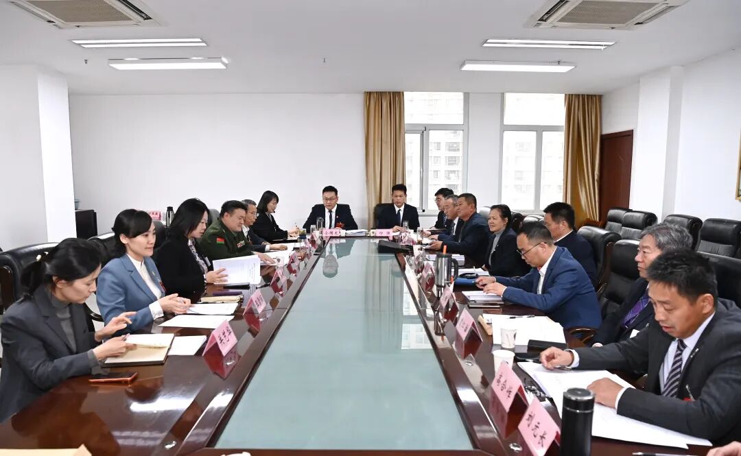 周新参加人大代表、政协委员分组讨论