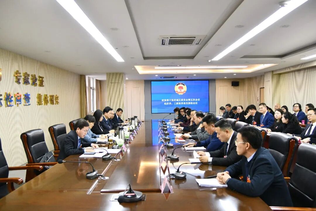 周新参加人大代表、政协委员分组讨论