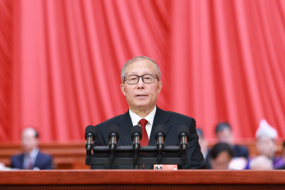 十四届全国人大四次会议在京开幕 习近平等在主席台就座