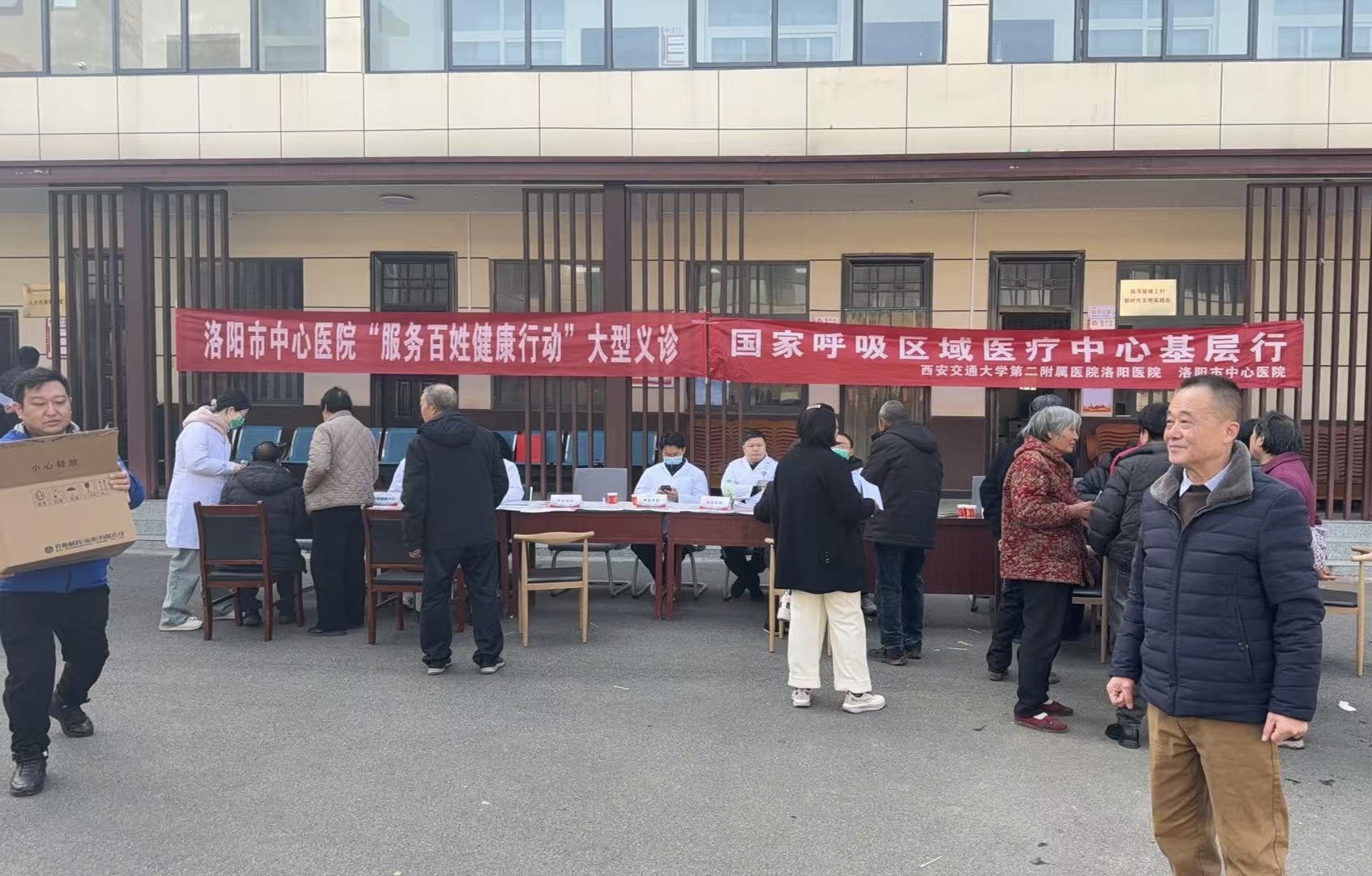 市委外事办组织理事单位赴嵩县楼上村开展健康义诊
