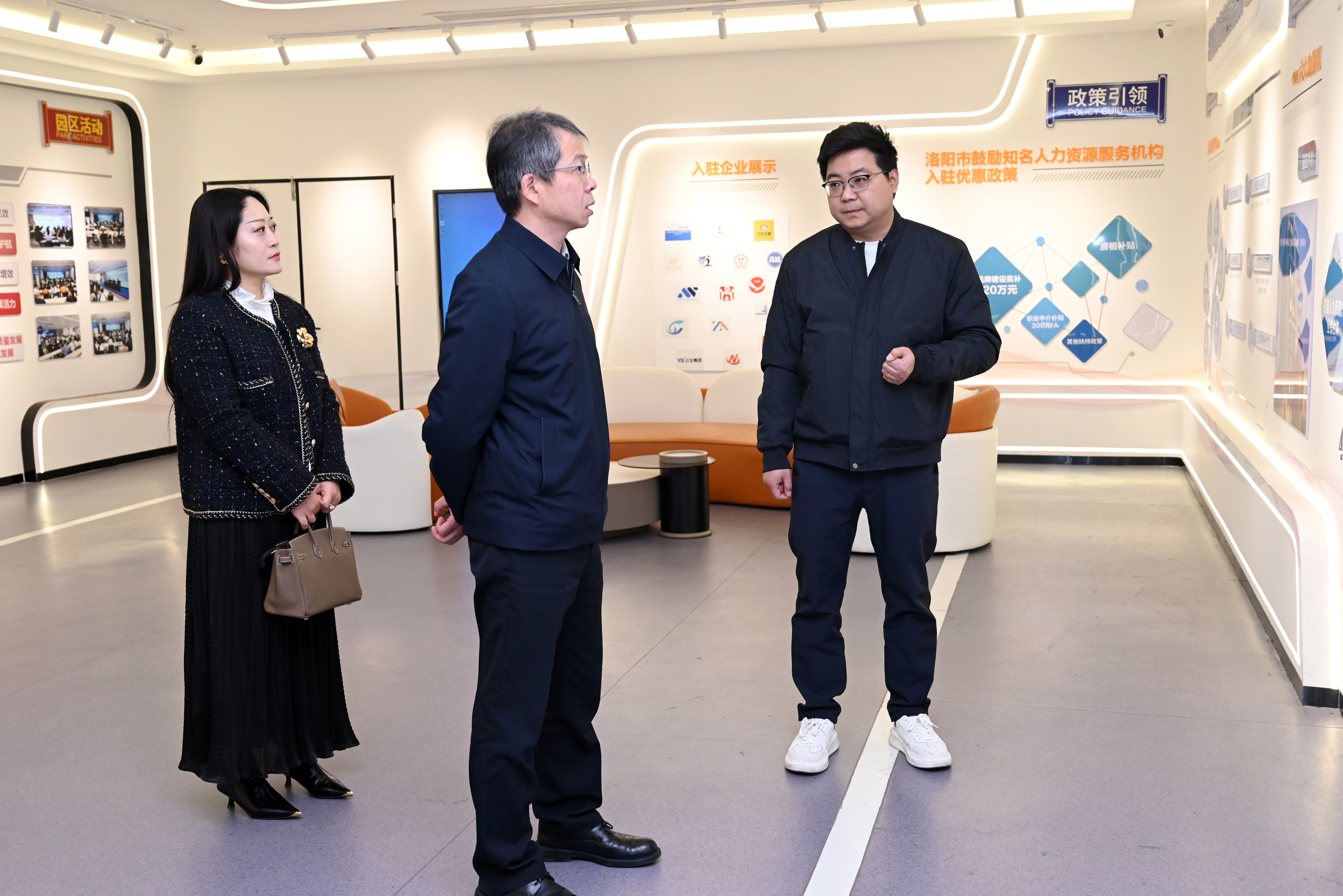 洛阳市侨联党组书记、主席候选人温向兵到市侨商会会长单位炎黄科技园调研