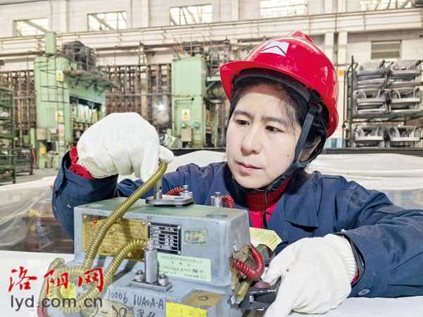 洛阳女性风采录丨“全国三八红旗手”郭迎春：从业21年 攻克百余个技术难题