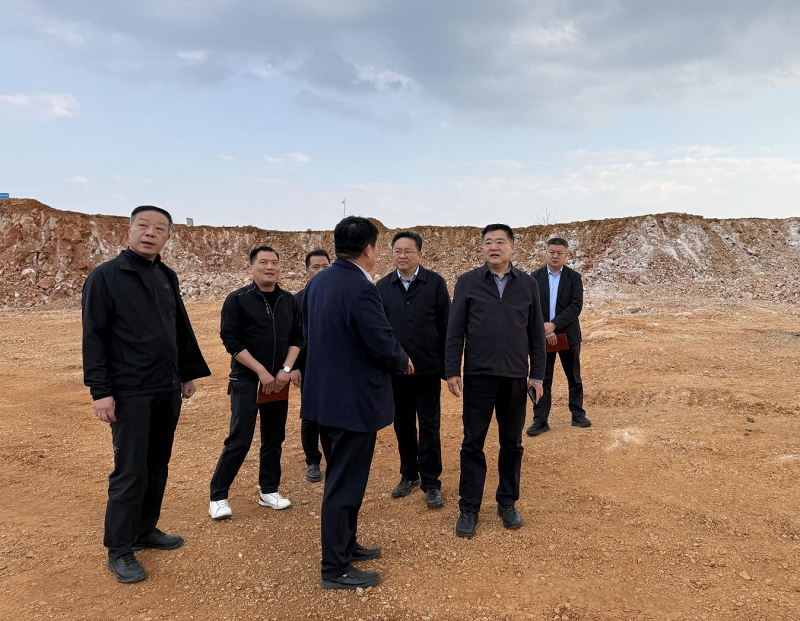 马怀庆在新安县调研安全生产工作  3月31日，市应急管理局局长马怀庆到新安县专题调研督导企业安全生产工作。新安县常务副县长赵宏峰陪同调研，县长崔占科参加相关活动。  在洛阳香江万基铝业有限公司，马怀庆询问了解企业安全生产和重大危险源管理情况，实地到液氨储罐区检查安全防范措施落实情况，详细询问日常安全巡查制度、安全防护相关要求、应急处置与救援准备工作，现场要求工作人员演示液氨紧急处置装置和喷淋设施的操作流程。 他指出，应急管理部门对企业最负责的服务就是严格监管，要求企业进一步完善全员安全生产责任体系，以严的标准、实的举措筑牢安全防线。他强调，要强化关键岗位和一线班组人员管理，严格执行持证上岗制度，常态化开展安全技能培训与警示教育；要严格规范第三方外联外包企业管理，杜绝“以包代管”；要健全内部安全隐患举报奖励机制，激发全员参与安全监督的积极性；要严格落实安全生产各项规定，完善各项审批手续，确保依法合规生产。  在万基铝加工有限公司棒材厂，马怀庆深入生产车间一线，实地检查高温熔炼等环节的现场作业规范、特种设备运行及劳动防护措施落实情况。随后，到河南万基铝业有限公司监控中心查看监测预警系统运行情况，详细了解监控覆盖范围、数据传输稳定性及报警处置闭环流程，随机调取关键生产环节监控画面，仔细查阅相关台账资料。他指出，监控中心是企业中枢，必须确保报警信号处置响应及时、处置流程规范，做到全程可追溯、责任可倒查。  在洛阳龙新矿业有限公司方山石英石矿，马怀庆实地察看企业生产建设进展。针对矿山基建期安全生产特点，他要求企业严格遵守基建期安全管理规定，规范施工流程，加强施工人员安全培训，坚决杜绝违法违规作业，筑牢矿山安全生产基础。 其间，马怀庆还到新安煤矿参加全省煤矿水害防治水经验交流暨现场观摩相关活动