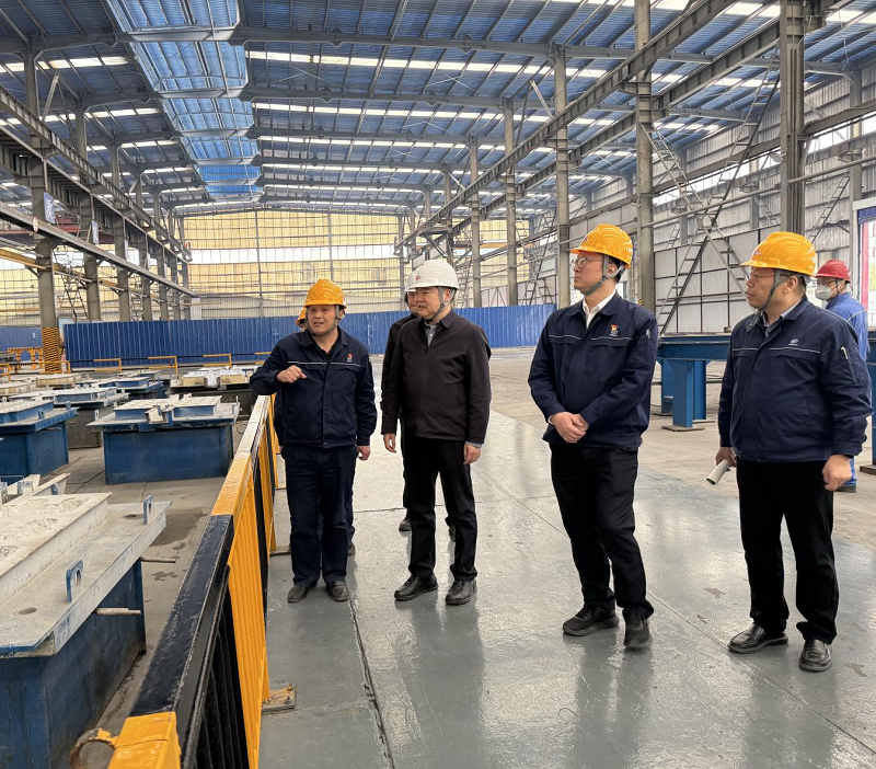 马怀庆在新安县调研安全生产工作  3月31日，市应急管理局局长马怀庆到新安县专题调研督导企业安全生产工作。新安县常务副县长赵宏峰陪同调研，县长崔占科参加相关活动。  在洛阳香江万基铝业有限公司，马怀庆询问了解企业安全生产和重大危险源管理情况，实地到液氨储罐区检查安全防范措施落实情况，详细询问日常安全巡查制度、安全防护相关要求、应急处置与救援准备工作，现场要求工作人员演示液氨紧急处置装置和喷淋设施的操作流程。 他指出，应急管理部门对企业最负责的服务就是严格监管，要求企业进一步完善全员安全生产责任体系，以严的标准、实的举措筑牢安全防线。他强调，要强化关键岗位和一线班组人员管理，严格执行持证上岗制度，常态化开展安全技能培训与警示教育；要严格规范第三方外联外包企业管理，杜绝“以包代管”；要健全内部安全隐患举报奖励机制，激发全员参与安全监督的积极性；要严格落实安全生产各项规定，完善各项审批手续，确保依法合规生产。  在万基铝加工有限公司棒材厂，马怀庆深入生产车间一线，实地检查高温熔炼等环节的现场作业规范、特种设备运行及劳动防护措施落实情况。随后，到河南万基铝业有限公司监控中心查看监测预警系统运行情况，详细了解监控覆盖范围、数据传输稳定性及报警处置闭环流程，随机调取关键生产环节监控画面，仔细查阅相关台账资料。他指出，监控中心是企业中枢，必须确保报警信号处置响应及时、处置流程规范，做到全程可追溯、责任可倒查。  在洛阳龙新矿业有限公司方山石英石矿，马怀庆实地察看企业生产建设进展。针对矿山基建期安全生产特点，他要求企业严格遵守基建期安全管理规定，规范施工流程，加强施工人员安全培训，坚决杜绝违法违规作业，筑牢矿山安全生产基础。 其间，马怀庆还到新安煤矿参加全省煤矿水害防治水经验交流暨现场观摩相关活动