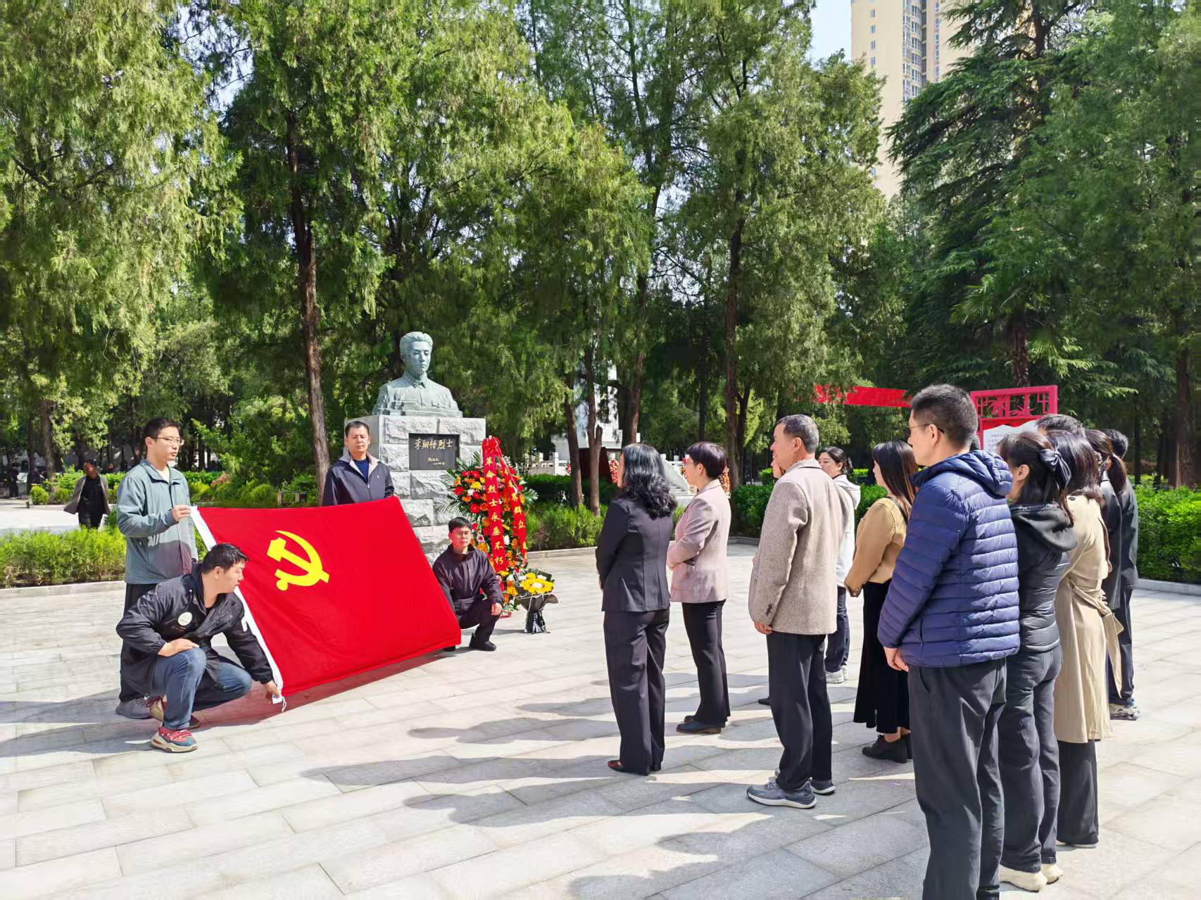 洛宁县侨联开展清明祭英烈活动