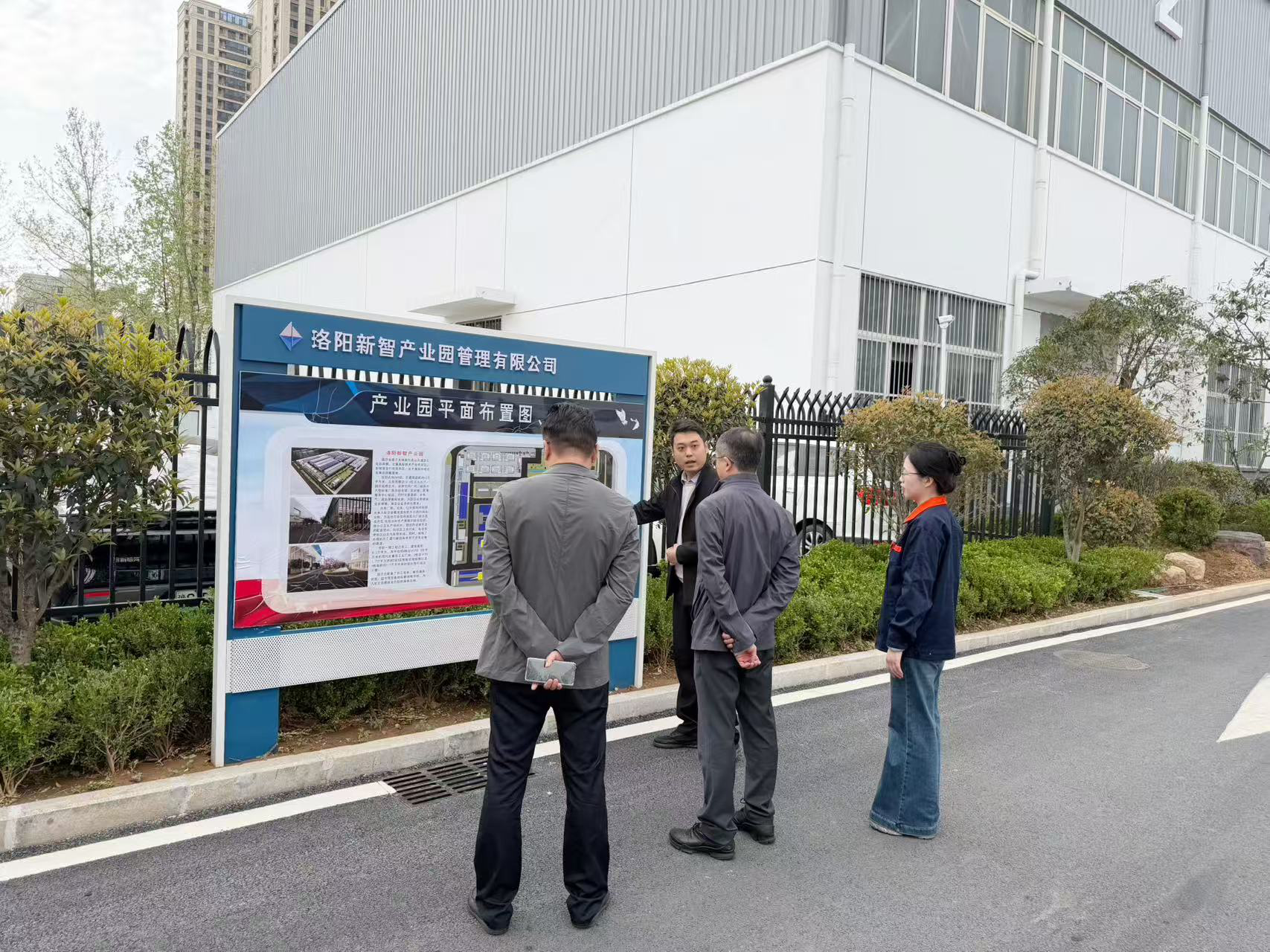 凝聚侨智侨力 服务发展大局——市侨联党组书记、主席候选人温向兵调研洛阳市古雒斋艺术博物馆、洛阳市新智产业园