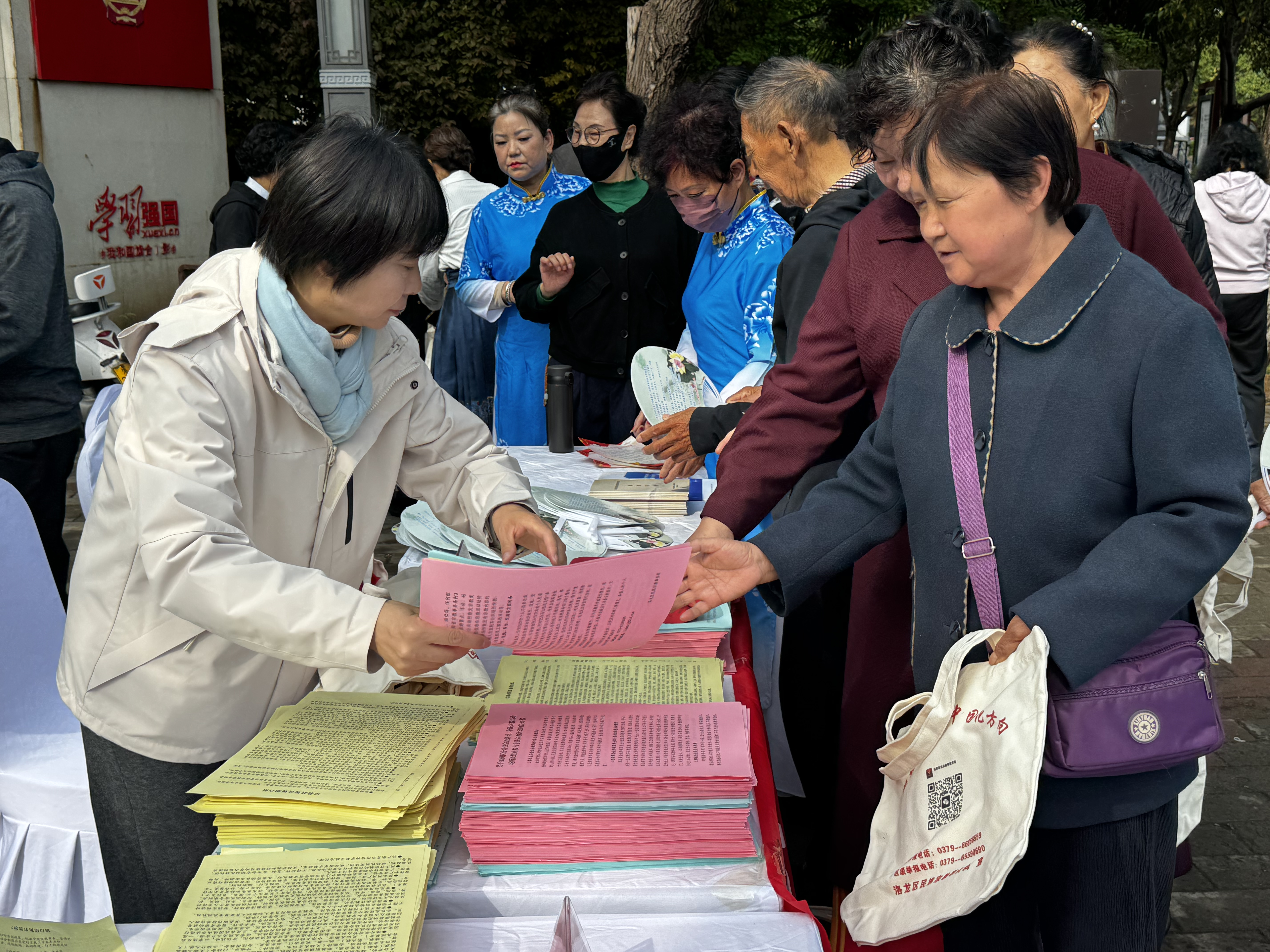 洛龙区台办、侨联依托“宣传月”开展政策法规宣传进公园活动 洛龙区台办、侨联依托“宣传月”开展政策法规宣传进公园活动
