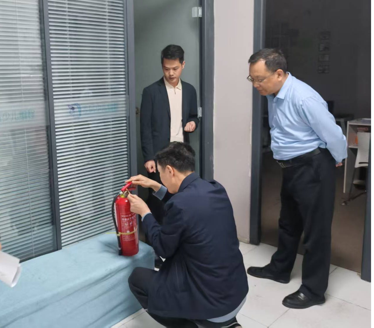 洛阳市科技局领导到偃师区指导消防安全工作