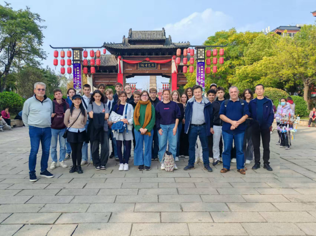 法国图尔市圣加蒂安中学学生代表团访问洛阳